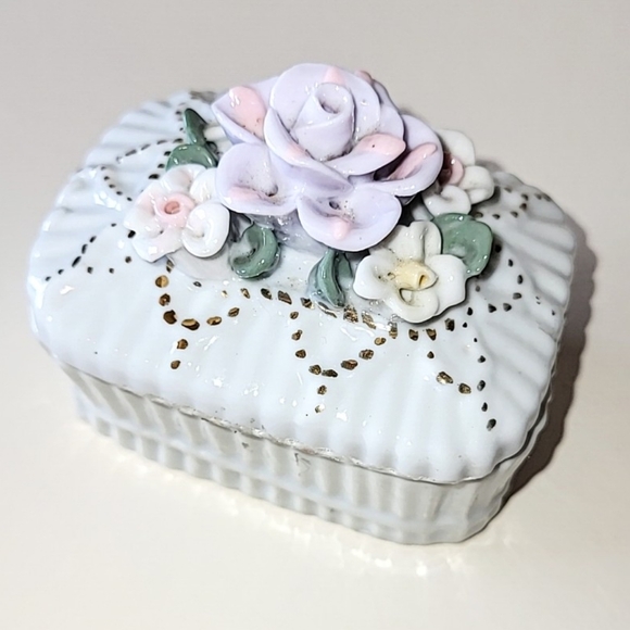 FLORAL CERAMIC TRINKET BOX or JEWELRY BOX - VINTAGE - Picture 2 of 12